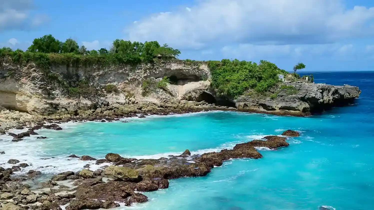 The Blue Lagoon cove on Nusa Ceningan, turquoise water under limestone cliffs